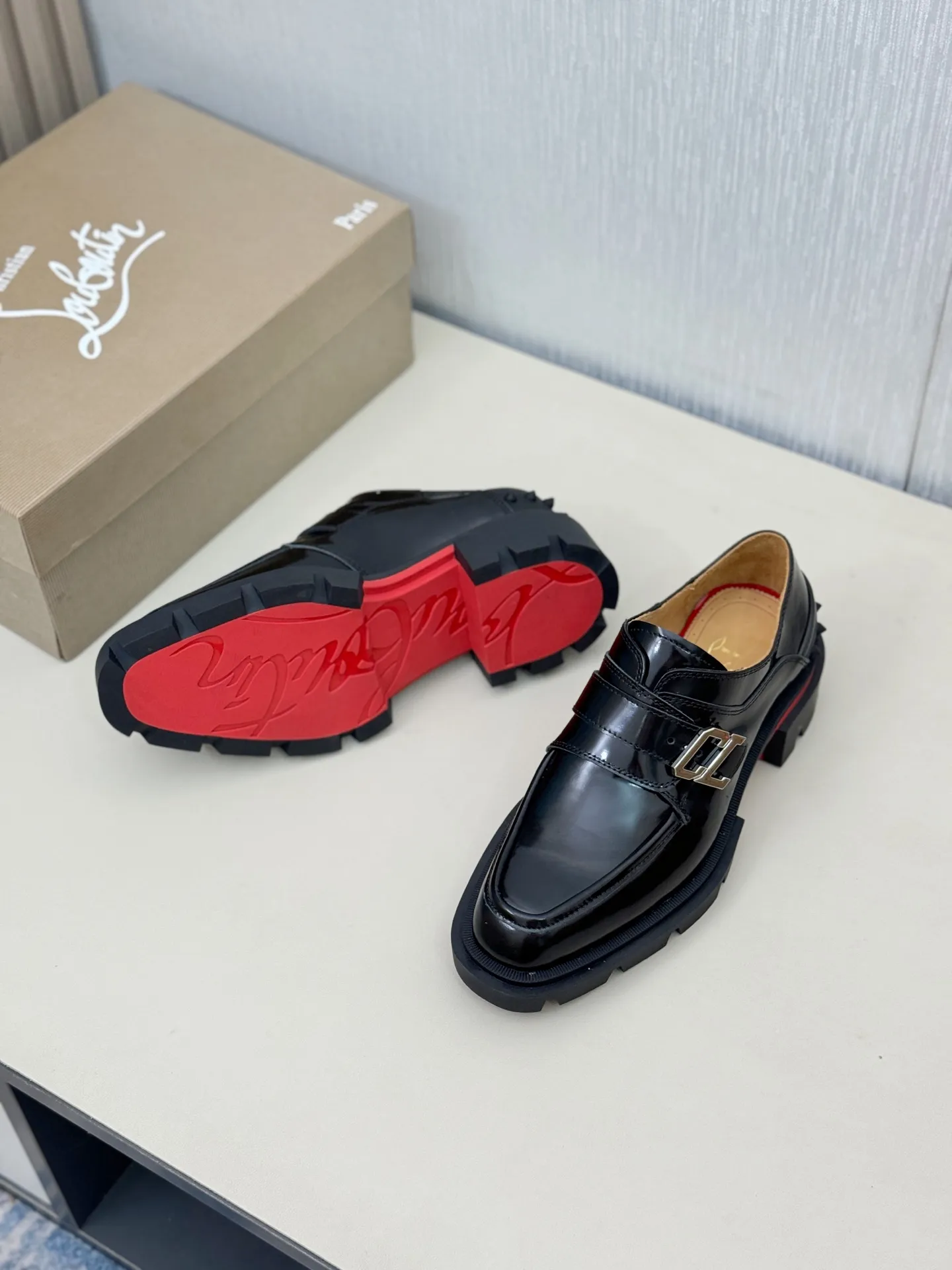 [CL～High-end men’s red-soled shoes] Top P: 880💰. Size: 39-44 (38.45.46 can be customized) 🆑Top original order purchasing agent Imported open-edge bead fabric and water-dyed cowhide inside 🉑️ Imported TPU rubber sole, wear-resistant and non-slip, full of European style.
